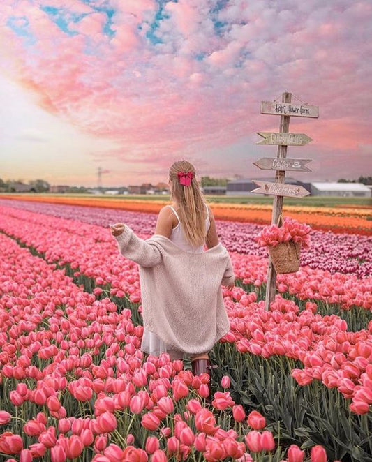 Bella mujer con tulipanes-helnee